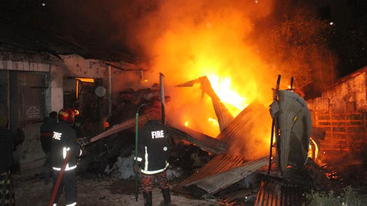 যশোরে ৪টি গুদামে ভয়াবহ আগুন